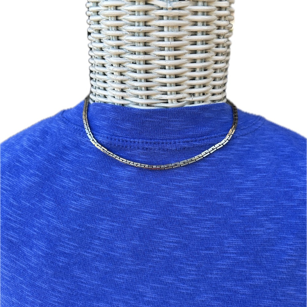 Source Unknown Sleek Silver Choker Necklace